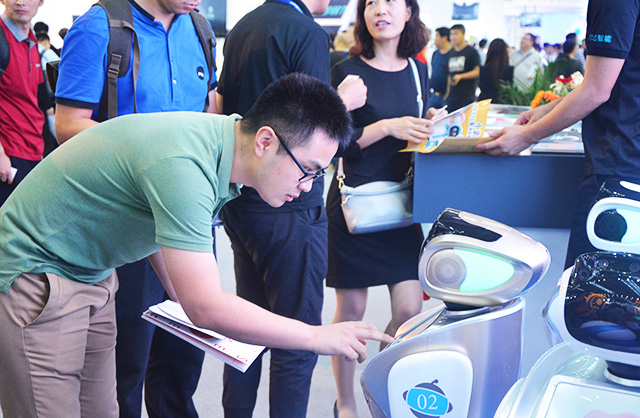 2016高交会现场用户近距离体验三宝平台机器人 2016高交会现场用户近距离体验三宝平台机器人