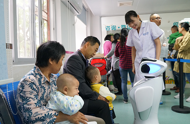 三宝平台机器人入驻社康中心安抚儿童情绪