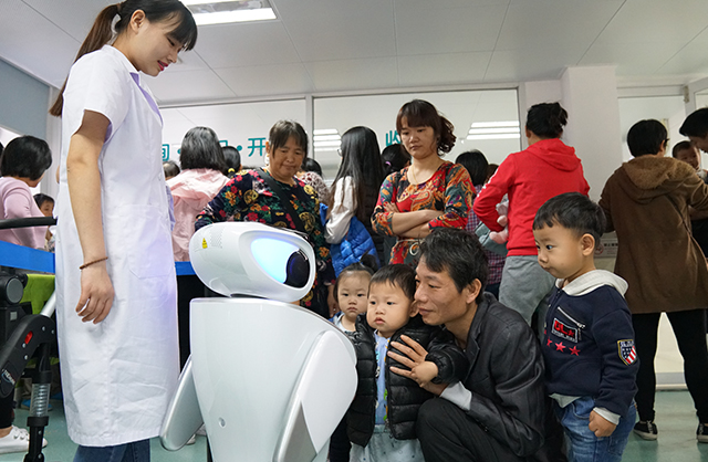 现场儿童争相与三宝平台机器人互动